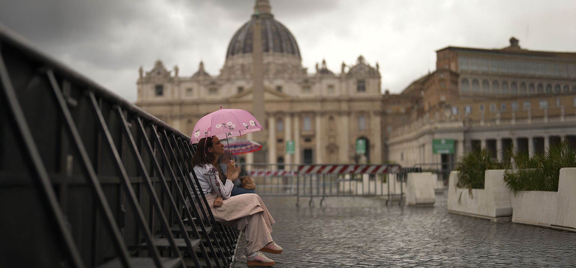 Una mujer se refugia de la lluvia frente a la Basílica de San Pedro, en Roma, el miércoles 7 de mayo de 2025, día en que los cardenales se recluyeron en el Vaticano para el inicio del cónclave que elegirá al 267.º pontífice romano, sucesor del papa Francisco. (Foto AP/Francisco Seco) Una mujer se refugia de la lluvia frente a la Basílica de San Pedro, en Roma, el miércoles 7 de mayo de 2025, día en que los cardenales se recluyeron en el Vaticano para el inicio del cónclave que elegirá al 267.º pontífice romano, sucesor del papa Francisco. (Foto AP/Francisco Seco)