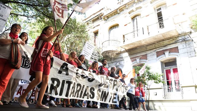 El gobierno ofreció a los docentes un 18% en dos tramos con cláusula gatillo. La UDA ya aceptó.