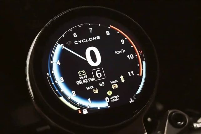 El tablero de la nueva Cyclone AQS 401 es tan sencillo como est&eacute;tico.