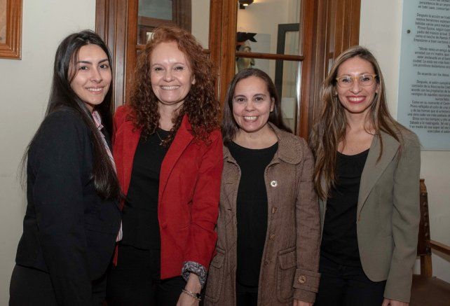 1-      Melina Herrera, Andrea Algarbe, Natalia Rios y Victoria Verón