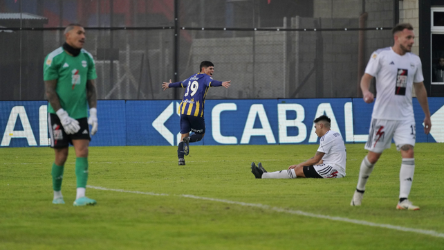 Oviedo festeja el 2 a 0, con los jugadores de Riestra abatidos.