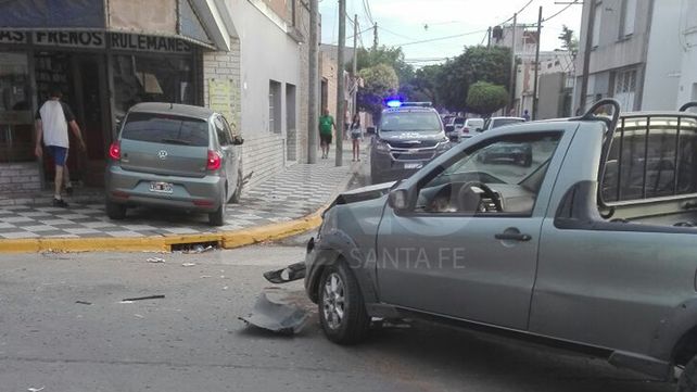 Chocó cinco autos y terminó incrustado en la ochava de un local comercial