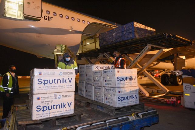 Llegó al país un nuevo vuelo con 500 mil dosis de vacunas contra el coronavirus Sputnik V