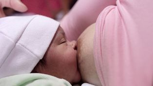 Maternidad: menos hijos, embarazos a edades más tardías y más familias monoparentales