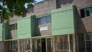 Dio a luz a una nena en San Lorenzo, la dejó abandonada en el baño del hospital y la beba murió