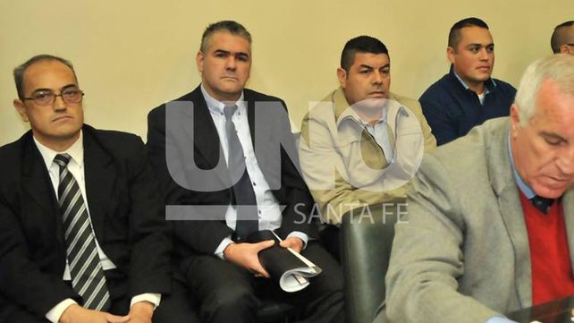 Con saco y corbata. El Aguja -segundo en la fila- en el juicio por el camión de Arroyo Leyes en 2017.