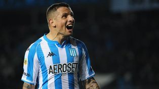 Emiliano Vecchio sorprendió a los hinchas de Racing con su juego y comenzó a tener buenas críticas en el club de Avellaneda.