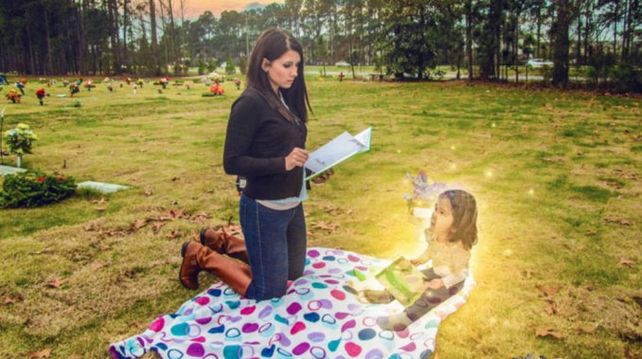 Arrestan a una mujer por la muerte de su hija y se viralizan las fotos en su honor