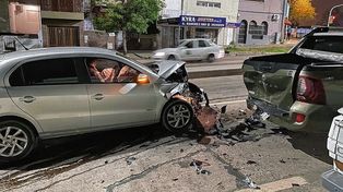 El choque en cadena protagonizado por tres vehículos en la madrugada de este domingo en avenida Ramírez de Paraná no dejó lesionados, pero sí daños materiales.