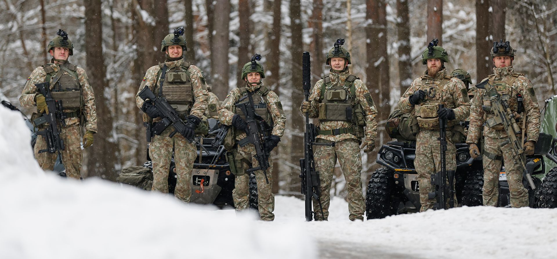 Voluntarios de las Fuerzas de Defensa Nacional de Lituania y miembros de la Unión de Fusileros de Lituania esperan reunirse con el presidente de Lituania, Gitanas Nauseda, su esposa Diana Nausediene y el rey Federico X de Dinamarca con la reina María en la ciudad de Mickunai, al este de la capital, Vilna, Lituania, el jueves 29 de enero de 2026. (Foto AP/Mindaugas Kulbis) Voluntarios de las Fuerzas de Defensa Nacional de Lituania y miembros de la Unión de Fusileros de Lituania esperan reunirse con el presidente de Lituania, Gitanas Nauseda, su esposa Diana Nausediene y el rey Federico X de Dinamarca con la reina María en la ciudad de Mickunai, al este de la capital, Vilna, Lituania, el jueves 29 de enero de 2026. (Foto AP/Mindaugas Kulbis)