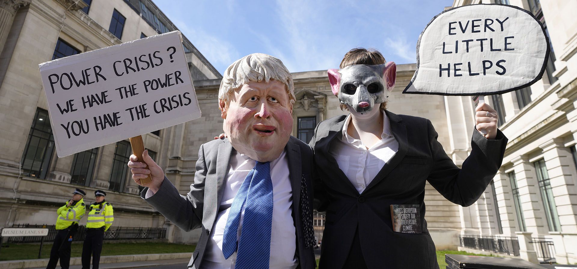 Manifestantes climáticos vestidos con una careta de rata, a la derecha, y como el primer ministro británico, Boris Johnson, a la izquierda, sostienen pancartas frente al Museo de Ciencias de Londres, mientras Extinction Rebellion continúa una semana de acción y divulgación en la ciudad, el lunes 11 de abril de 2022.