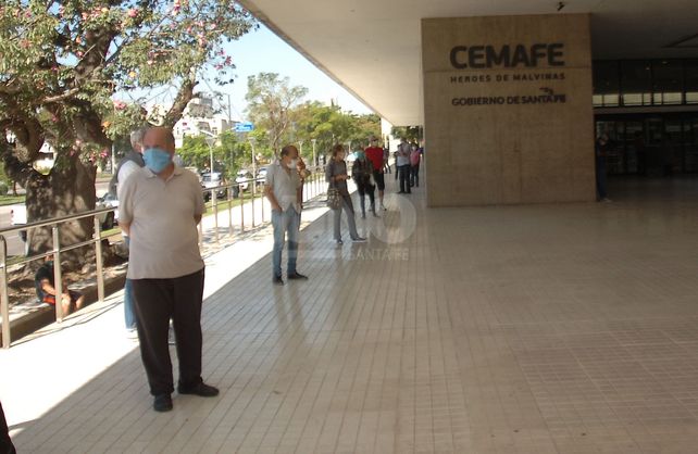 En Cemaf&eacute; esta ma&ntilde;ana hubo una cuadra de cola para vacunarse. El paso fue &aacute;gil