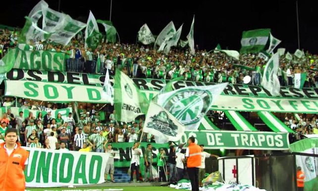 Hinchas de Nacional arrojaron esta madrugada bombas frente al hotel donde concentra Central