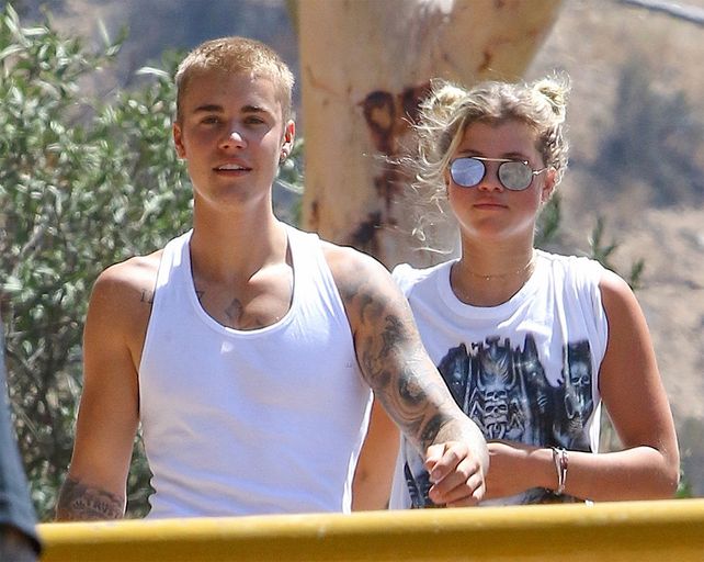 La advertencia de Justin Bieber a sus fans por las críticas a su novia