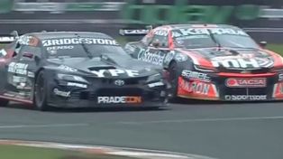 Así fue la pelea en la final del Turismo Carretera en San Nicolás, con Matías Rossi defendiéndose de Agustín Canapino.