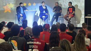 El Tata Martino, la Fiera Rodríguez, los hinchas de Newells y Cecilio Flematti en la conducción del evento que reunió a muchos leprosos.
