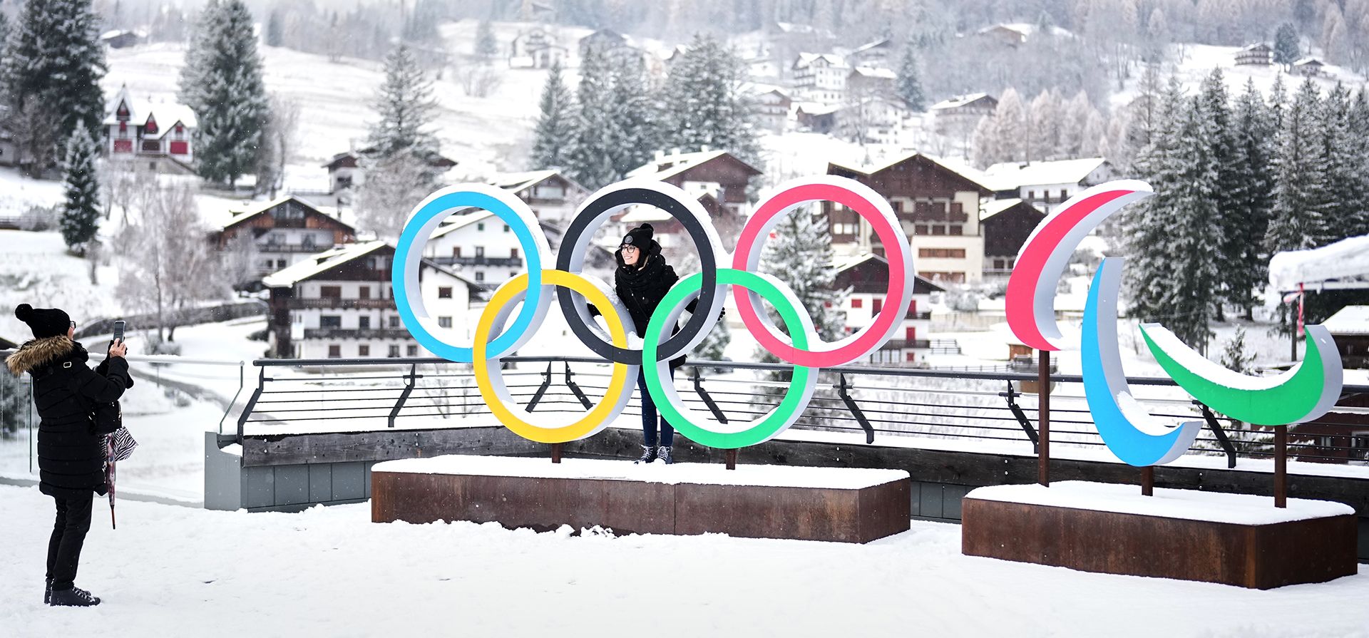 Turistas toman fotos frente a los anillos de los Juegos Olímpicos y Paralímpicos de Invierno de Milán Cortina, en Cortina D'Ampezzo, el 3 de febrero de 2026. (Foto AP/Andrew Medichini)