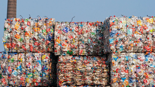 Ante la contaminación del plástico, la industria propone reciclarlo con químicos