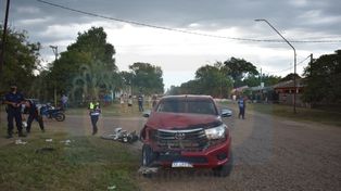 Fatalidad: moto con cinco personas chocó con una camioneta