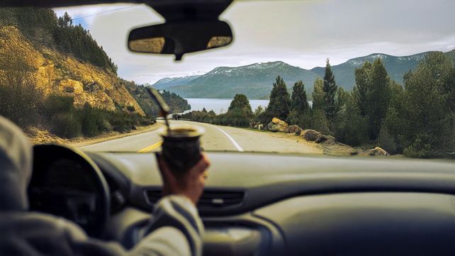 La imagen de un conductor argentino con el termo y el mate en mano es parte del paisaje habitual de las rutas del país