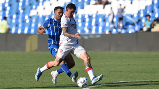 El Colo Ramírez prepara la pierna derecha para anotar el 1 a 1 ante Godoy Cruz. Cada vez que anotó en el torneo, Newell’s no perdió.
