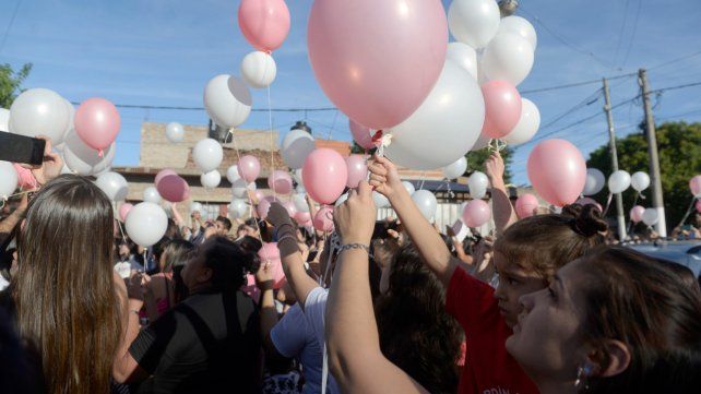 Suelta de globos en barrio Alvear en memoria de Candelaria: Te vamos a extrañar, siempre