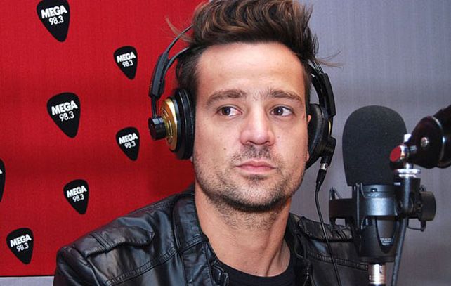 El cantante está en compañía de su madre