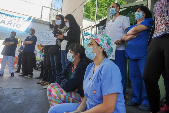 Un pedido para que respire la salud. Los trabajadores de diversos centros asistenciales denuncian que están agotados y desbordados.