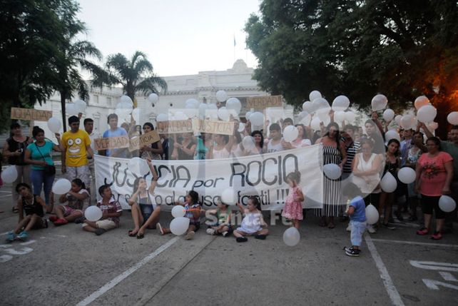 Globos blancos. Familiares y amigos de Rocío marcharon por justicia.