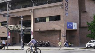 El imponente edificio de la UCA en Pellegrini y Crespo.