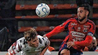 A Estudiantes se le escapó el triunfo ante el DIM en Colombia