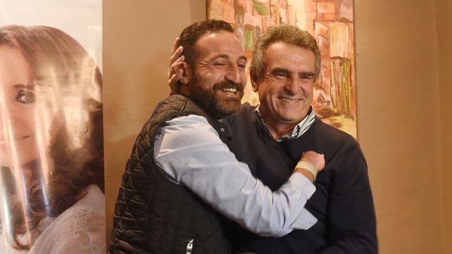 Kirchnerista. Sukerman se abrazó con el ex ministro de Defensa de la Nación y actual diputado por Santa Fe