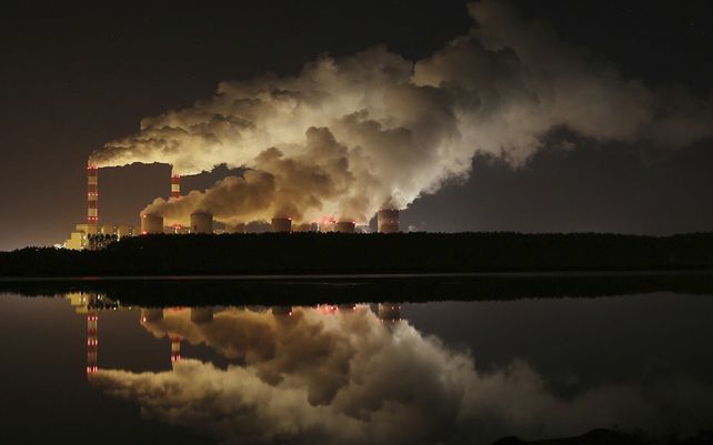 Nubes de humo sobre la planta de energía de lignito más grande de Europa en Belchatow