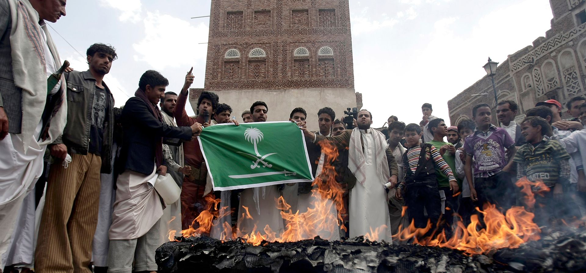 Miembros del grupo rebelde chiíta hutí yemení queman una efigie de un avión estadounidense y una bandera saudí durante una manifestación contra la injerencia de Estados Unidos y Arabia Saudí en Yemen, tras la oración del viernes en Saná, Yemen. Foto AP/Hani Mohammed Miembros del grupo rebelde chiíta hutí yemení queman una efigie de un avión estadounidense y una bandera saudí durante una manifestación contra la injerencia de Estados Unidos y Arabia Saudí en Yemen, tras la oración del viernes en Saná, Yemen. Foto AP/Hani Mohammed
