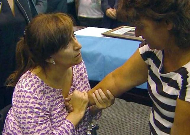 La vicepresidenta Gabriela Michetti saluda a uno de los familiares dela tragedia de Salta.