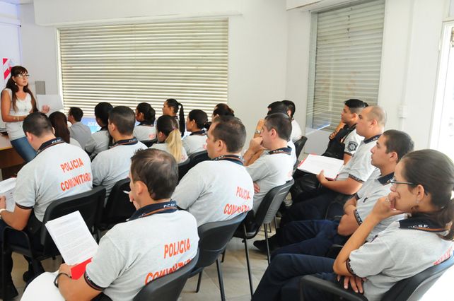 La Policía Comunitaria de Barranquitas se capacitó en políticas de niñez