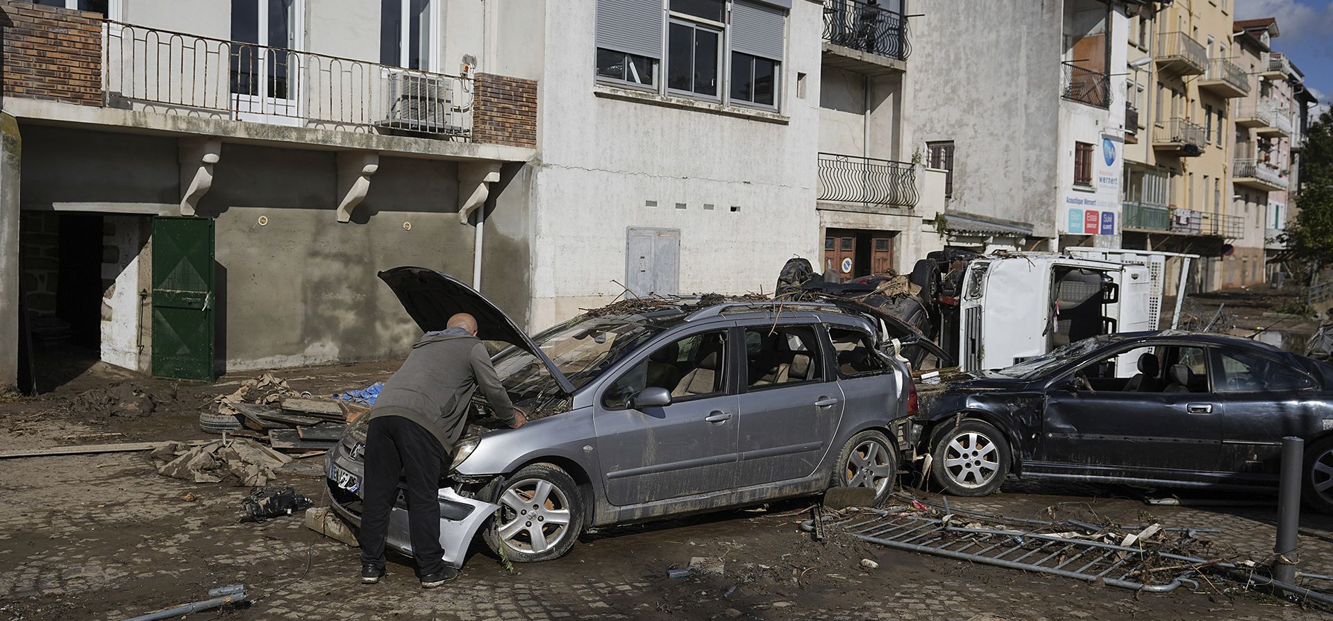 Un hombre revisa un automóvil en Rive-de-Gier, en el centro de Francia, después de que las lluvias torrenciales y las inundaciones sumergieran carreteras y vías férreas, el viernes 18 de octubre de 2024. (Foto AP/Laurent Cipriani) Un hombre revisa un automóvil en Rive-de-Gier, en el centro de Francia, después de que las lluvias torrenciales y las inundaciones sumergieran carreteras y vías férreas, el viernes 18 de octubre de 2024. (Foto AP/Laurent Cipriani)