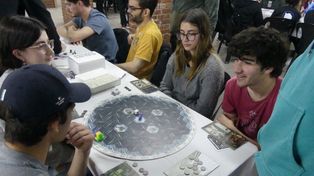 Se trata de un encuentro donde se pueden conocer, probar y aprender a jugar juegos de mesa, rol y cartas de manera gratuita.&nbsp;