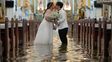 Una pareja de novios se besan durante su boda en la iglesia inundada de Barasoain en Malolos, provincia de Bulacan, Filipinas. (Foto AP/Aaron Favila, Archivo) Una pareja de novios se besan durante su boda en la iglesia inundada de Barasoain en Malolos, provincia de Bulacan, Filipinas. (Foto AP/Aaron Favila, Archivo)