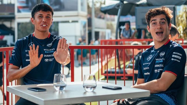 Alex Albon y Fraco Colapinto, compartiendo un momento antes de salir a la pista de Bak&uacute;.
