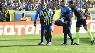 Jaminton Campaz es acompañado por integrantes del cuerpo médico antes de dejar el campo de juego.