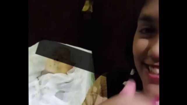 La chica del irrespetuoso video con un muerto en una funeraria, pidió disculpas públicas