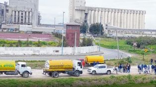 Camiones atmosféricos solían trasladar desechos cloacales a la planta del Emisario Sur. Allí también se destinan desechos industriales. Reclaman su tratamiento correspondiente.