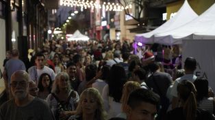 Noche de Peatonales y Noche en mi Barrio son propuestas que combinan cultura, gastronomía, comercio, ferias y música para fomentar el consumo y recuperar la ocupación del espacio público en horario nocturno