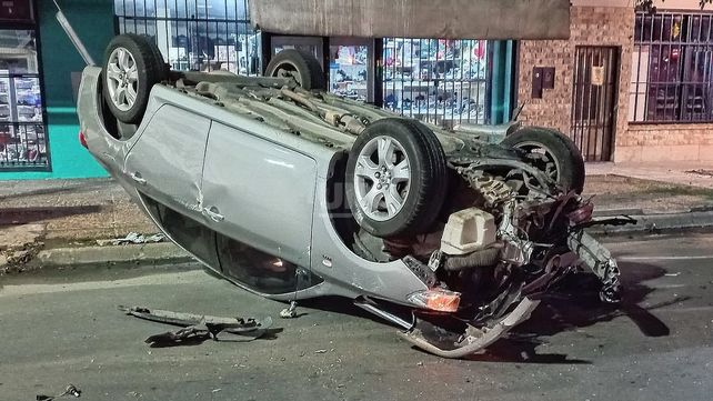 Accidente fatal: murió una joven producto del choque entre dos autos e imputaron a un policía en actividad