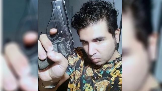Las fotos de Sabag Montiel y su novia, con el arma del atentado a Cristina