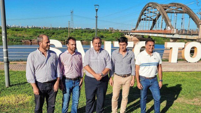 Funcionarios locales y provinciales reunidos para unificar el reclamo del puente Carretero.