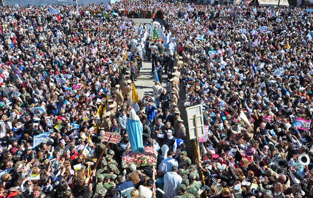 La imagen de la Virgen recorrió el campito seguida por una multitud que la acompañó