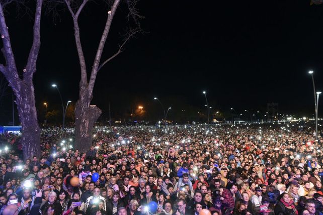Una multitud. Los rosarinos vibraron al ritmo de Los Palmeras en plena noche. 