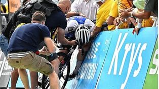 Ciclista neerlandés Fabio Jakobsen cayó en una de las vallas al llegar a la meta en el Tour de Francia.